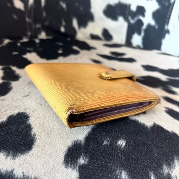Louis Vuitton Yellow EPI Leather Purple Wallet MI0967 - Picture 6 of 16